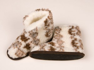 Ein Klassiker aus Schafwolle – Hüttenschuhe gegen kalte Füße